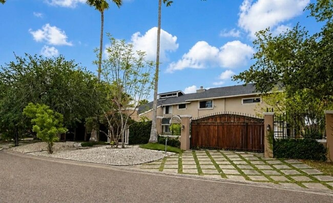 Photo - 3110 Jacaranda Dr