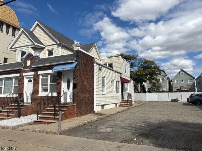 Building Photo - 314 Washington St Unit 2