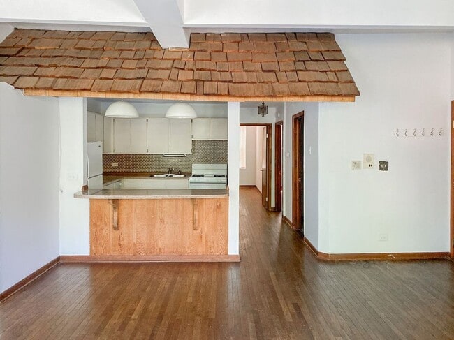 Building Photo - 875 W Lill Ave