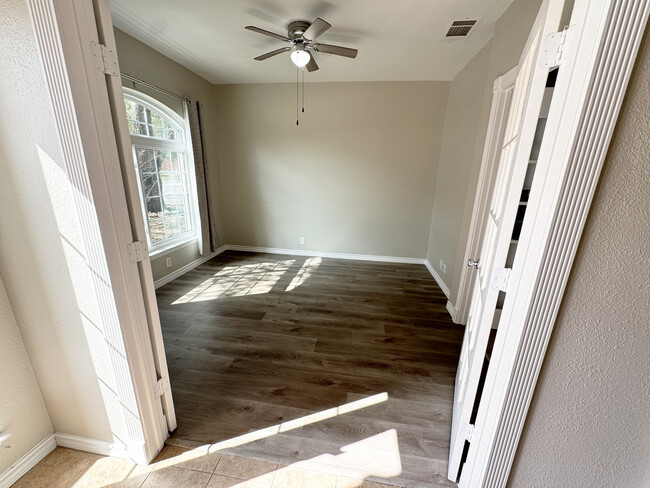 Photo - 5042 Cleves St