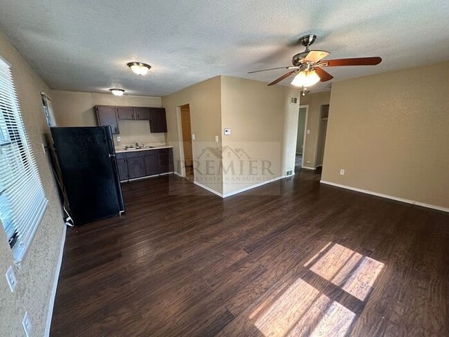 Photo - 4818 Woodend Ave