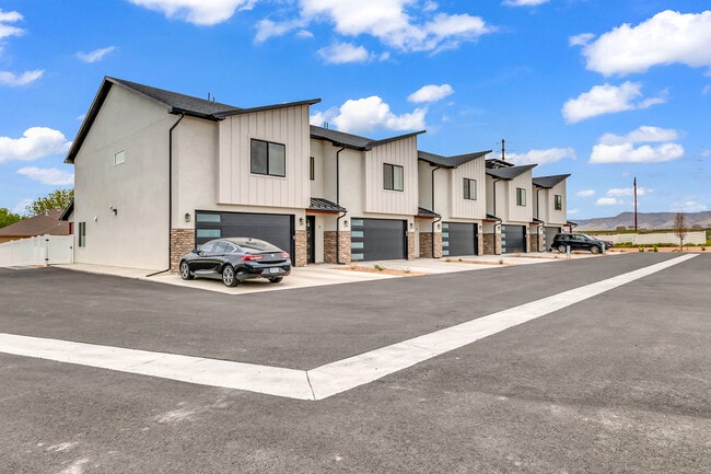 Photo - 681-628 28 Rd