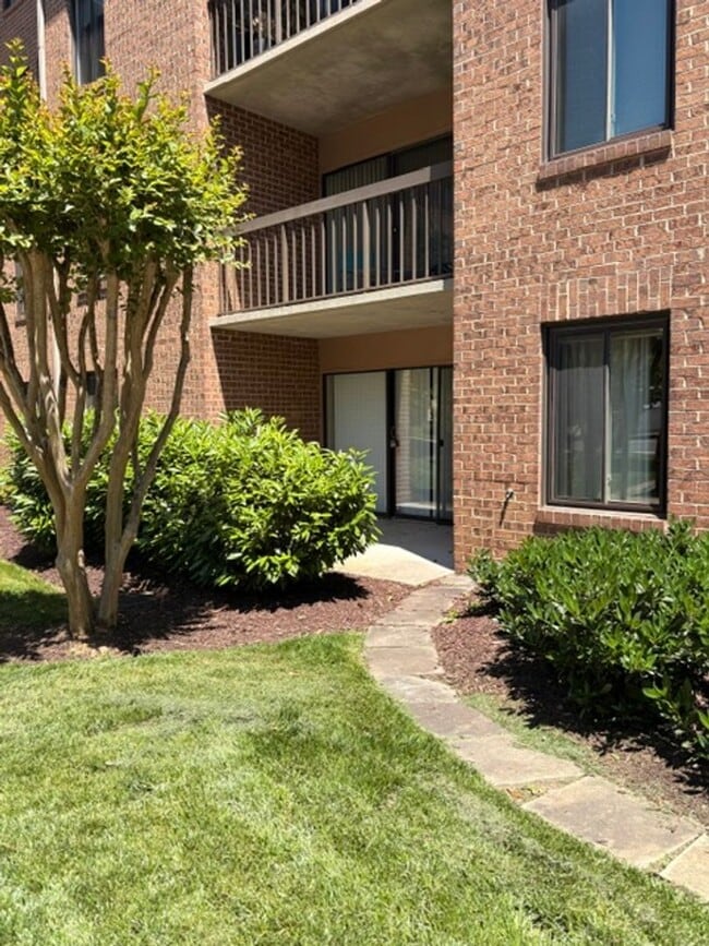 Large 2BR/1BA condo in gated community. Walking distance to Metro. - Large 2BR/1BA condo in gated community. Walking distance to Metro.