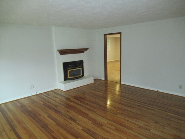 Photo - Four Bedroom Home in the Hills of South Salem