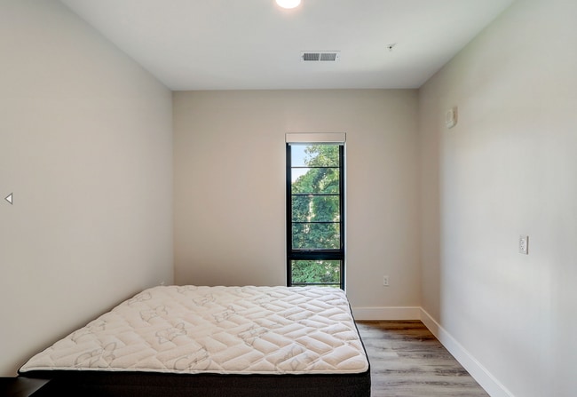 Cypress on Vine Furnished Rooms