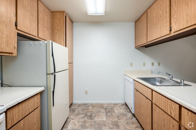 2BR, 2BA - 890SF - Kitchen - Springview Oaks Apartments