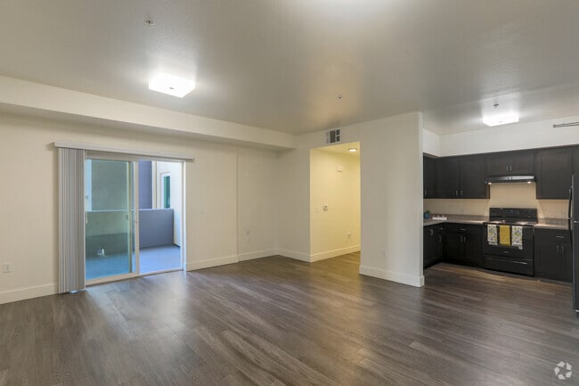 2BR, 1BA - 840SF