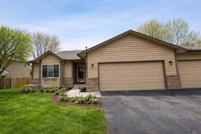 Building Photo - Stunning 4bed 2bath Home, With a Fully Fenced Yard.