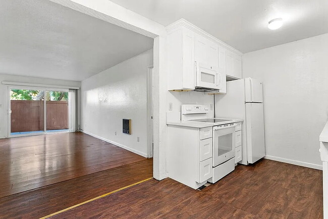 Photo - "Chic 1-Bedroom Haven in Santa Ana – 700 Sq Ft of Modern Comfort!"