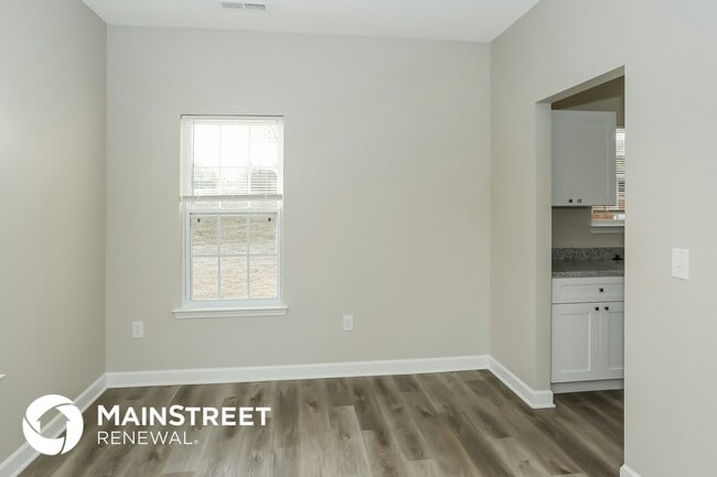 Photo - 823 Winthrop Ln