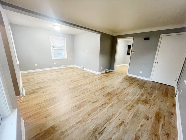 Building Photo - 1430 Minnehaha Ave
