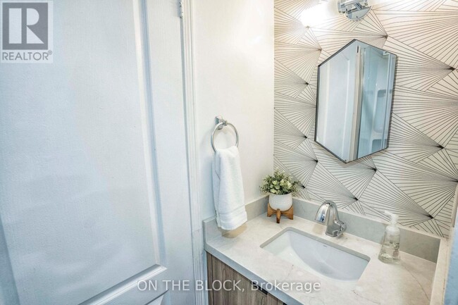 Photo - 49 Leslie St