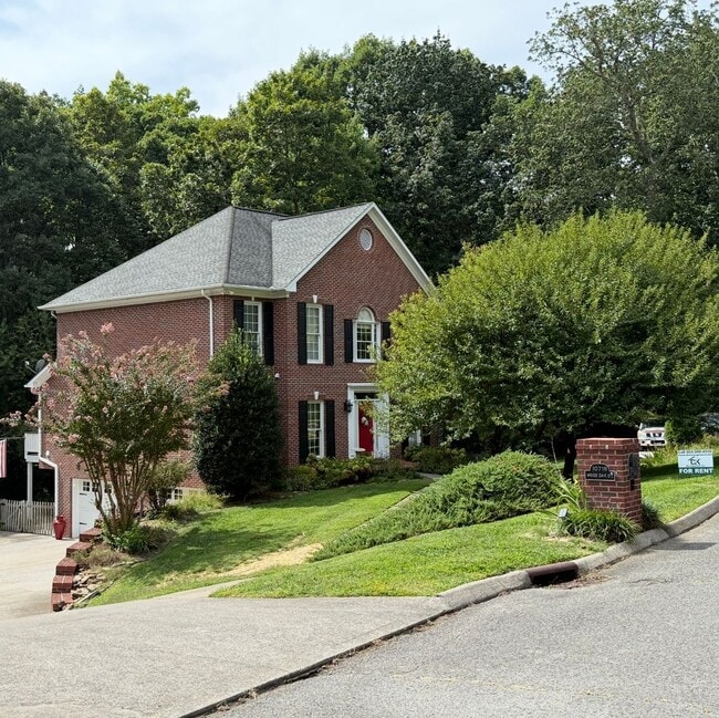 Building Photo - Coming Soon! Updated 4 Bed / 3 Bath Home i...