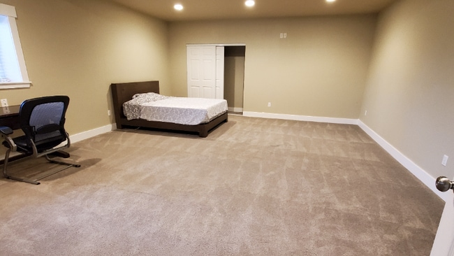 Photo - 9006 105 Ave SW