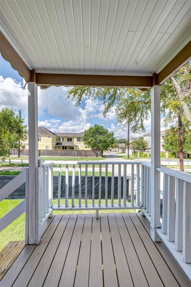 Photo - 447 W 22nd St