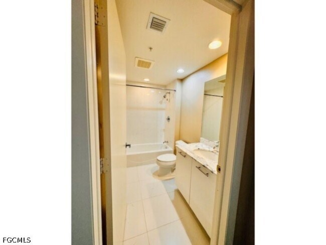 3000 Oasis Grand Blvd Unit 2206