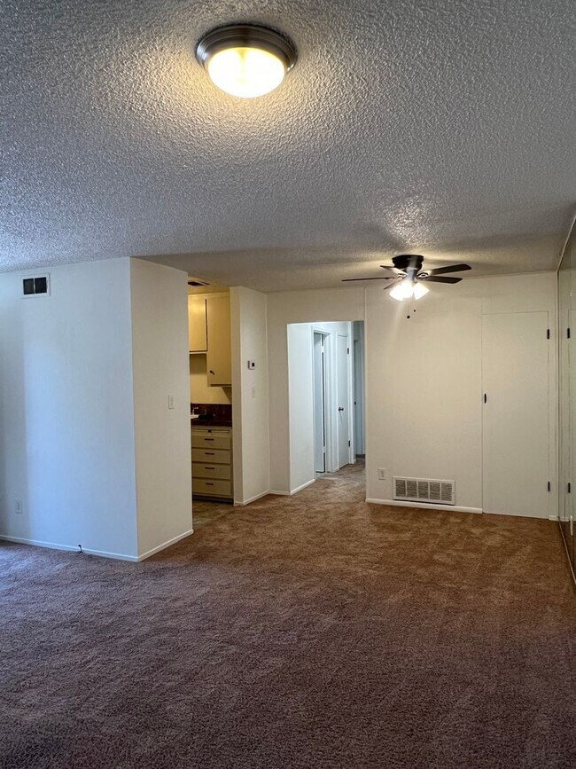 Photo - UPSTAIRS 2 BED UNIT IN ROSEVILLE!!