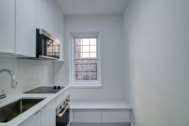 Photo - 2060 Rue du Fort Unit 15