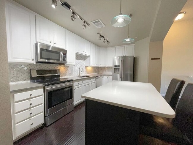 Building Photo - Spacious 2 Bed, 2 Bath + Office Townhome with Attached Garage | Broadlands Community Unit H