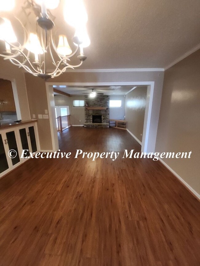 Photo - 1009 Robertson Ave