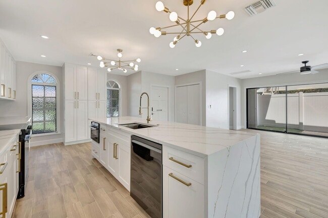 Photo - 856 Dover St