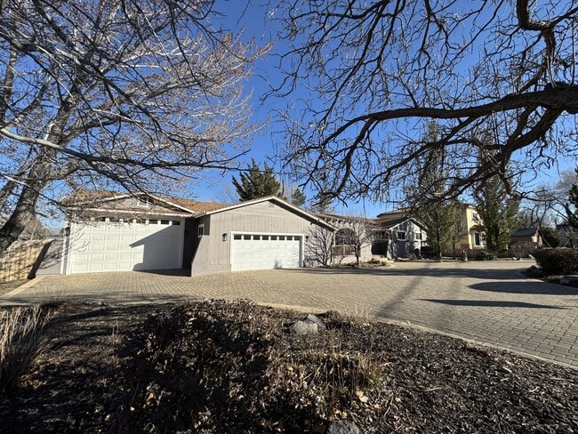 Building Photo - 4400 Lakeside Dr