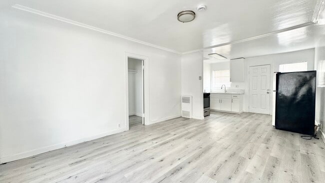 Building Photo - 517 1/2 W 42nd Pl Unit 1/2 Rental