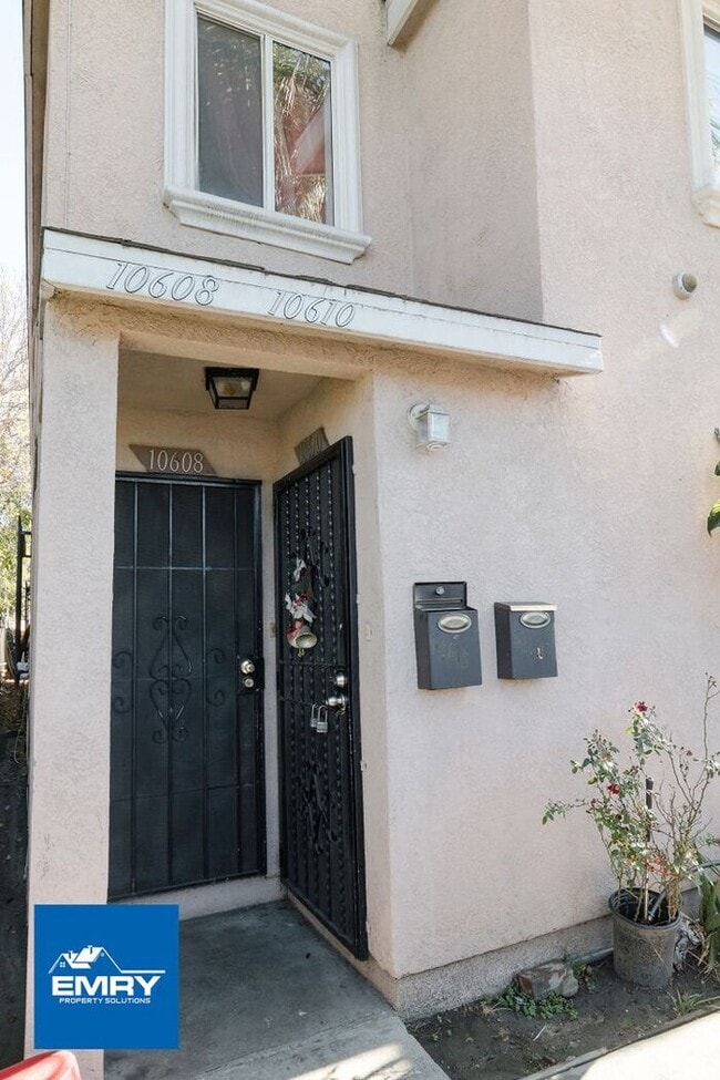 Gated/Secure 3 bed, w/ 2 Parking Spaces, Washer/Dryer Hookups