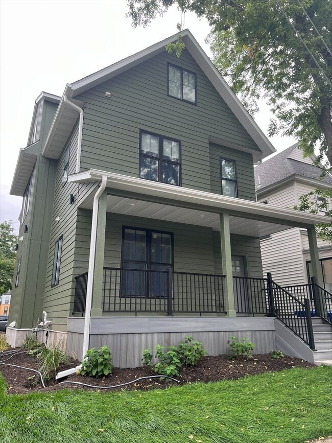 Building Photo - Remodeled 10 Bedroom House in Dinkytown!