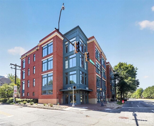 Building Photo - 626 N Graham St Unit 205
