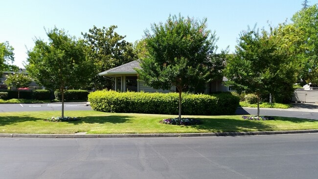 Photo - Highly Desirable Valley Club Circle Condo – Gated Napa Living