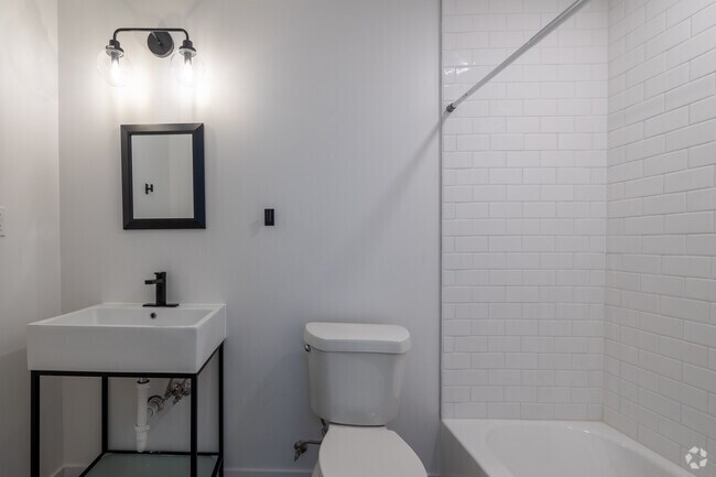 Studio, 1BA - 450SF - Bathroom