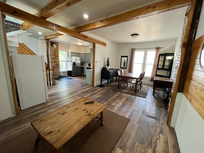 Photo - 815 Henry Ave SE