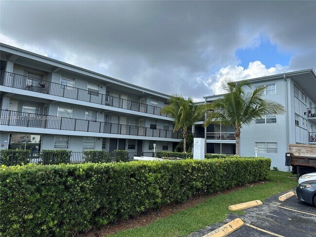Building Photo - 1100 NE 1st Ct Unit 219