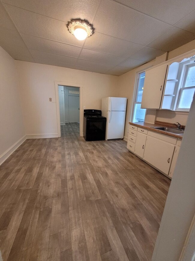 Building Photo - 86 E Franklin St Unit First Floor