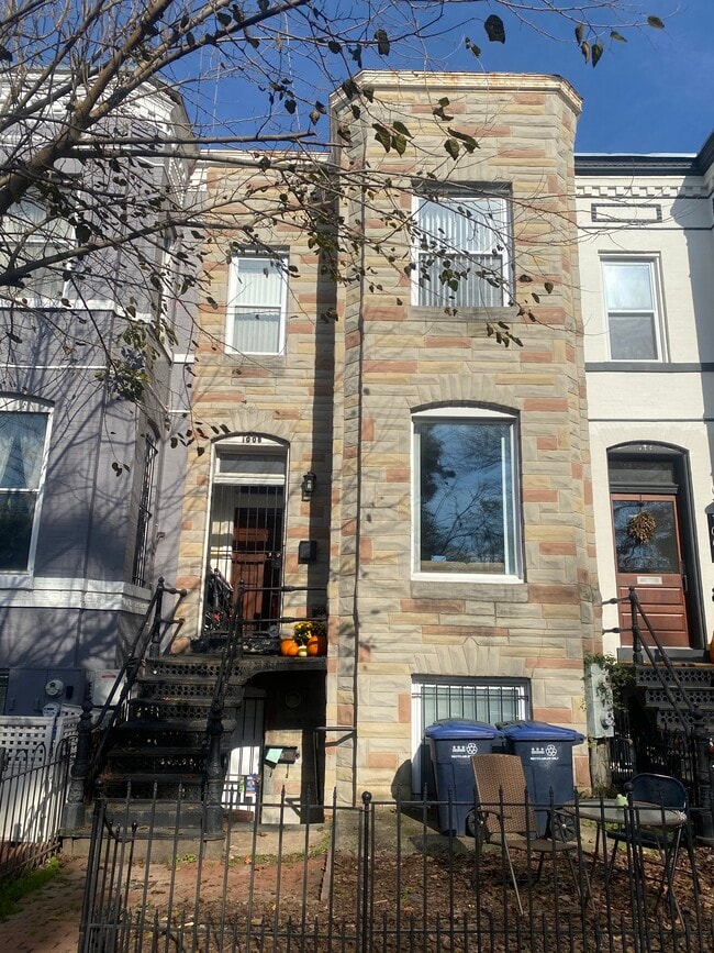 Building Photo - 1006 F St NE Unit # B