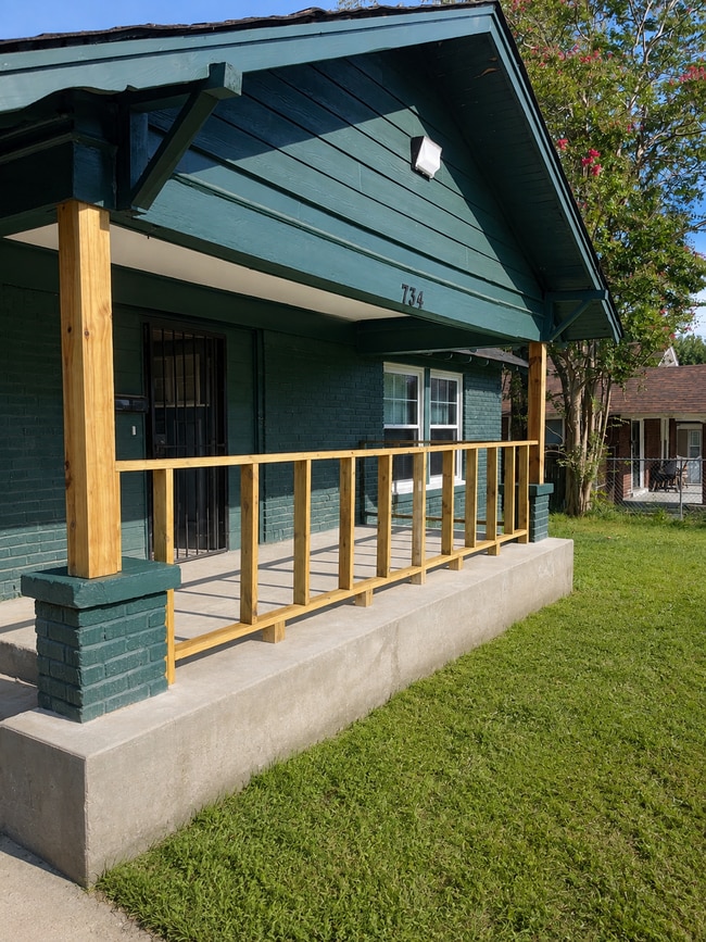 Building Photo - 734 Inez St