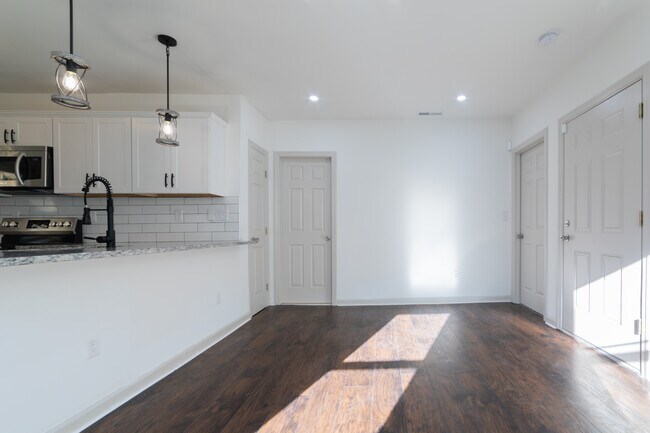 84 Sheffield Ave Unit 1st flr