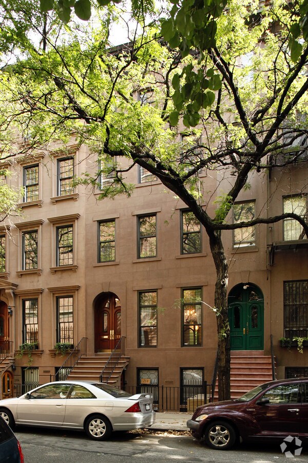 Photo - 235 E 31st St