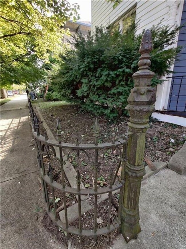 Photo - 17 E Mechanic St #2