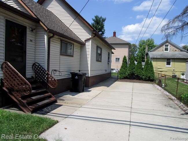 421 Poplar St