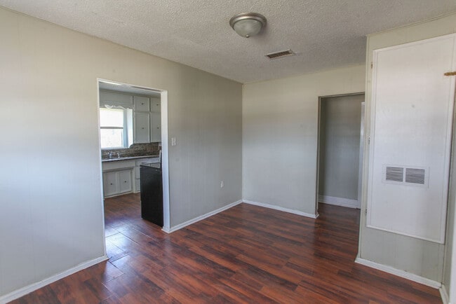 Photo - 701 E 14th St