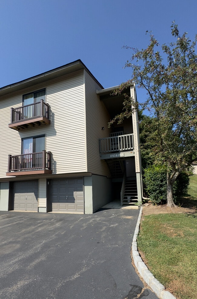 Building Photo - 1714 Spruce Hills Dr Rental