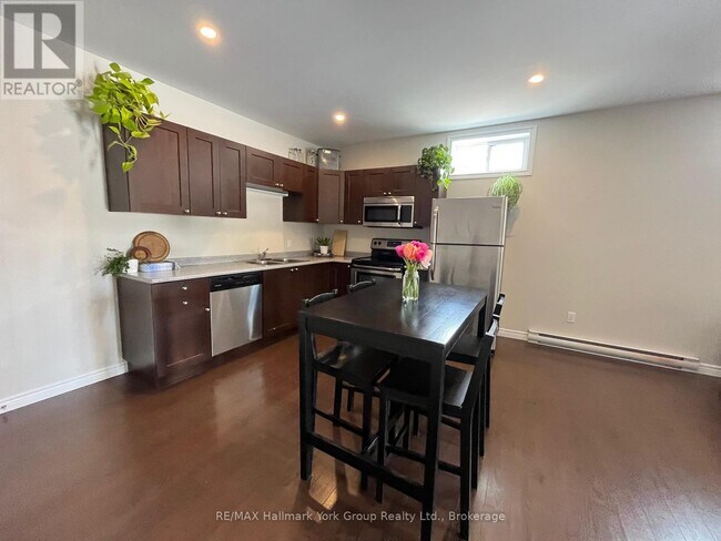 Photo - 19 Toronto St N