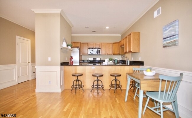 Building Photo - 1677 Springfield Ave Unit 13