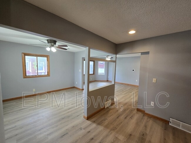 Photo - 518 E 2nd St