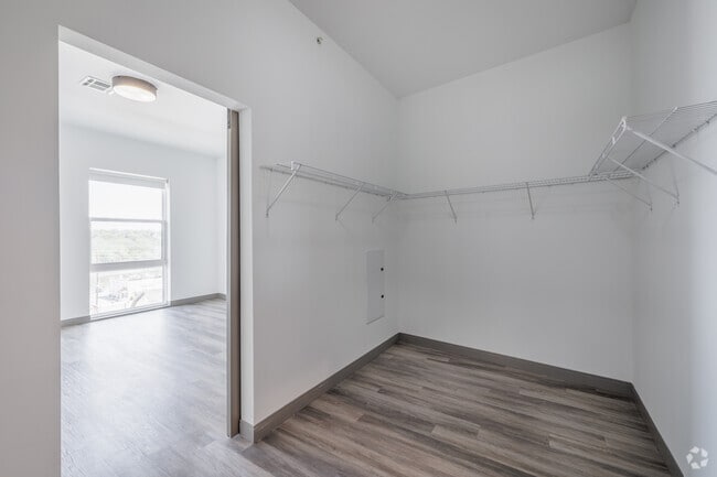 2 habitaciones, 2 baños - 1052 pies cuadrados - Vestidor - Crossroads 389