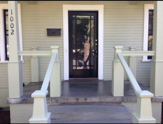 Photo - 1002 NW Lawnridge Ave