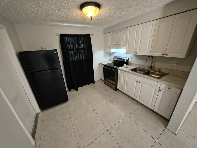 561 Laura Ln