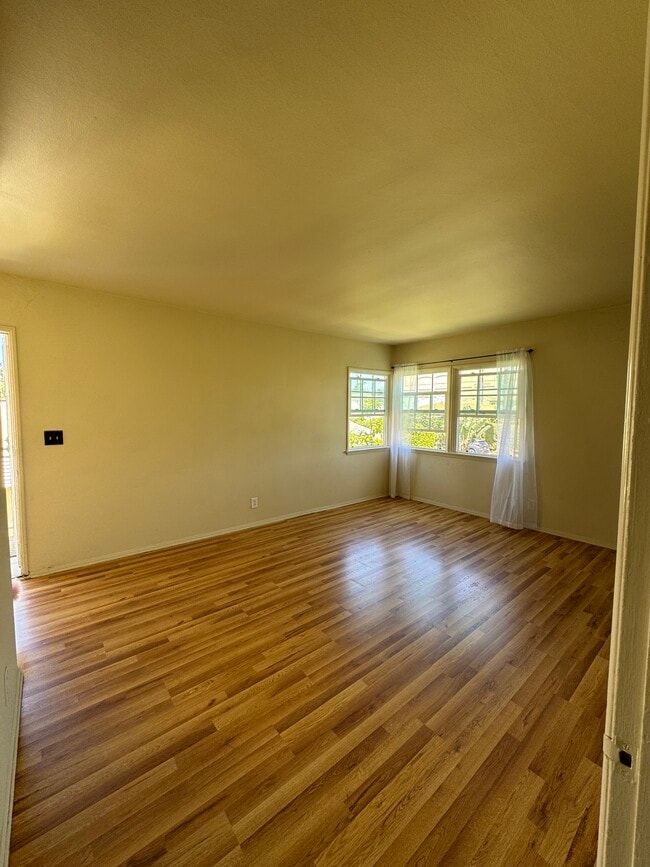 Building Photo - 1226 25th St Unit B Rental